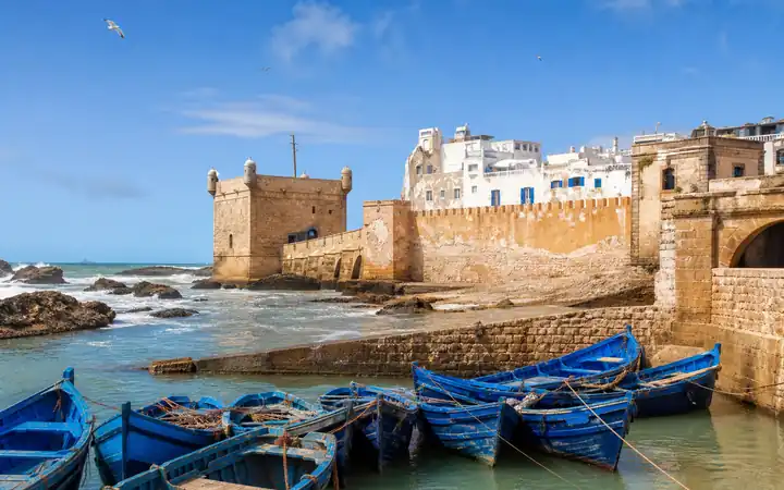 Port d'Essaouira avec ses barques bleues et ses remparts